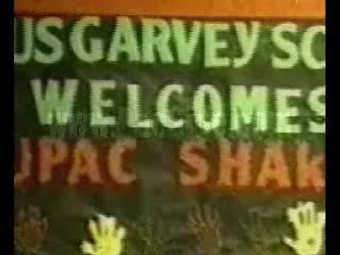 2pac chante Keep Ya Head Up