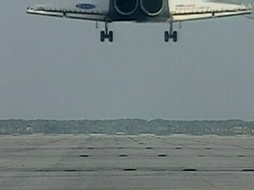 Space shuttle Discovery lands safely in Florida