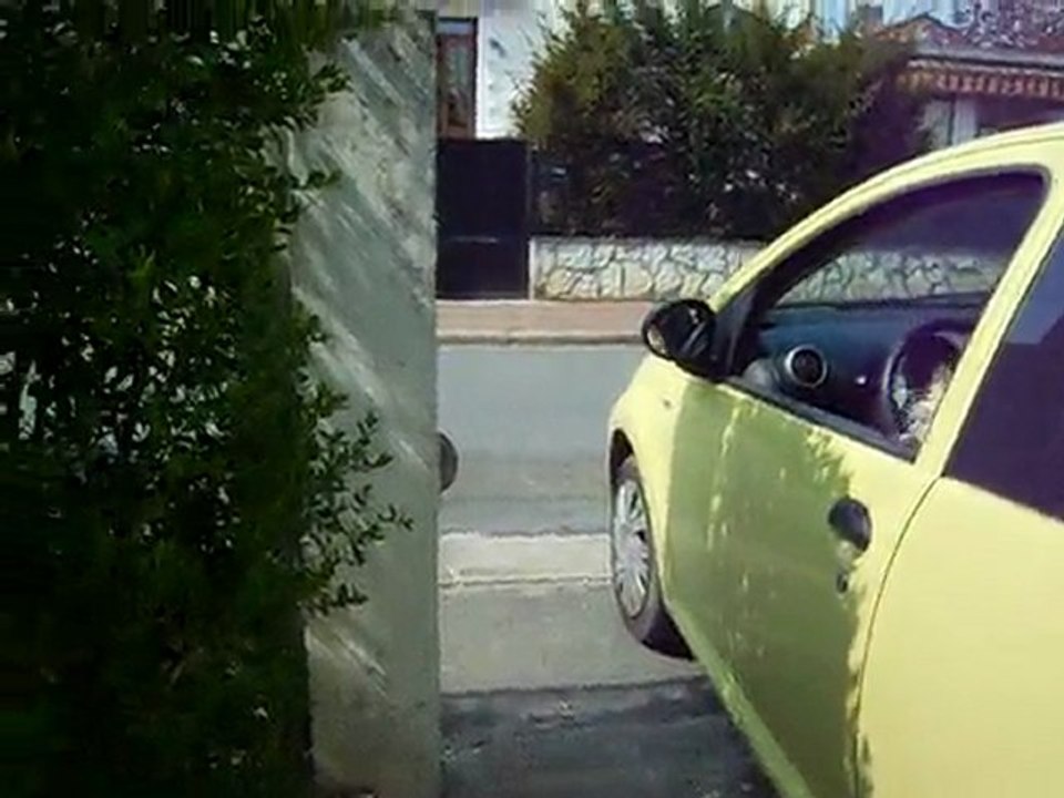 Dolbie saute de la voiture