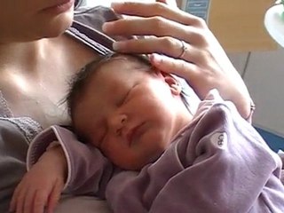 Naya dans les bras de Maman Emilie