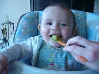 Hugo mange et en plus c'est bon !!!