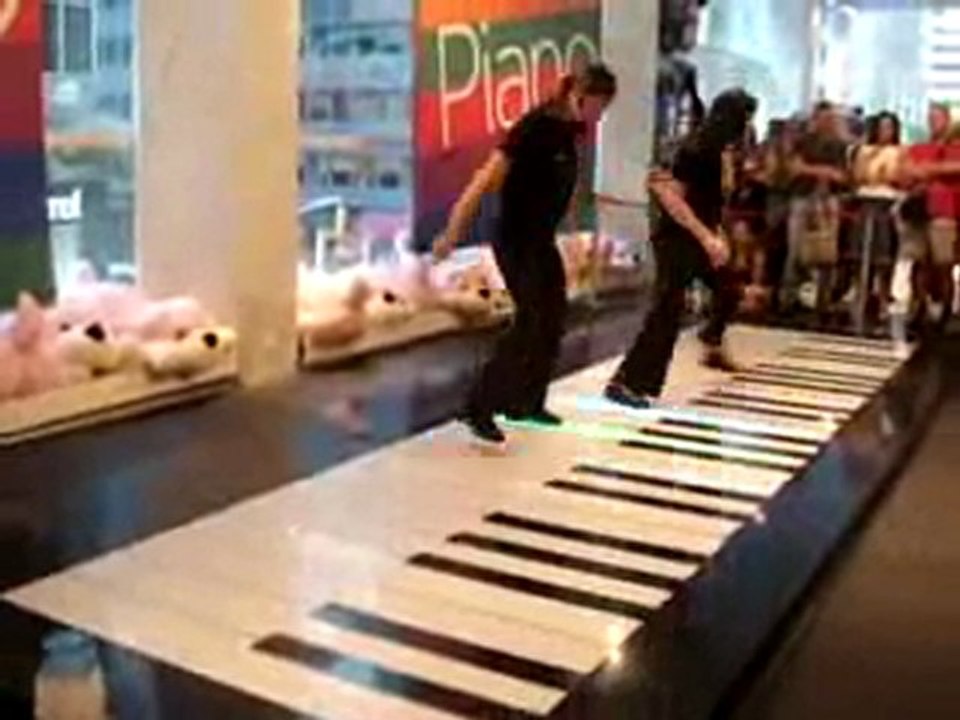 FAO_Schwartz_big_Piano