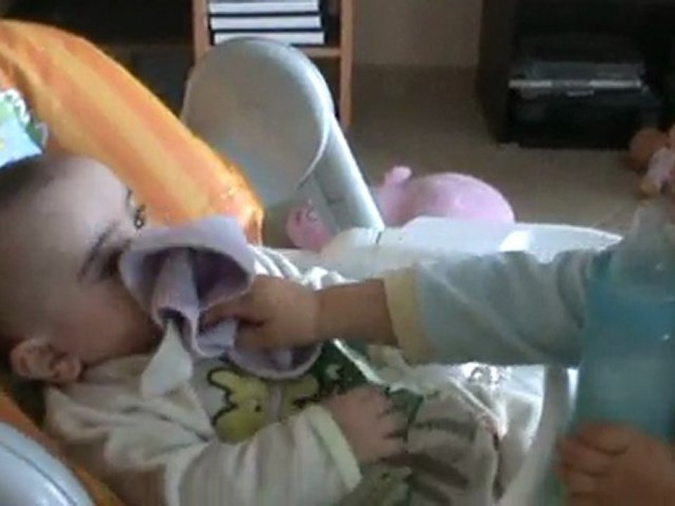 Célya donne le biberon à Quentin