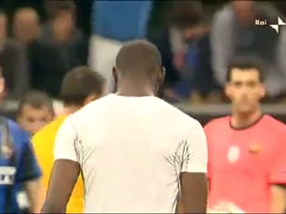 INTER-BARCELLONA 3-1 - BALOTTELLI GETTA LA MAGLIA DELL_INTER