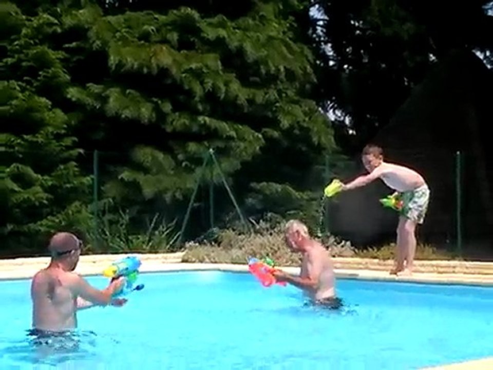 delire dans lapiscine entre generation fils pere grand pere