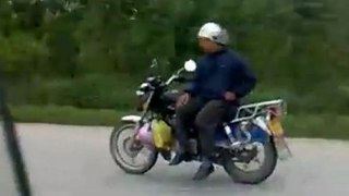 Molto disinvolto in motocicletta...!!
