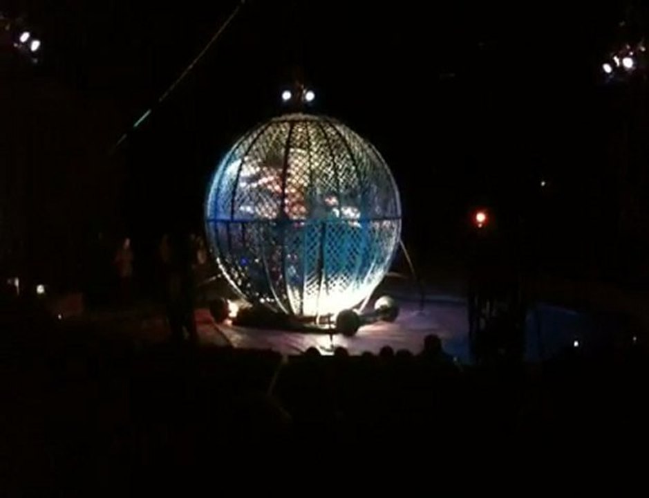 4 Motos Dans Une Sphere