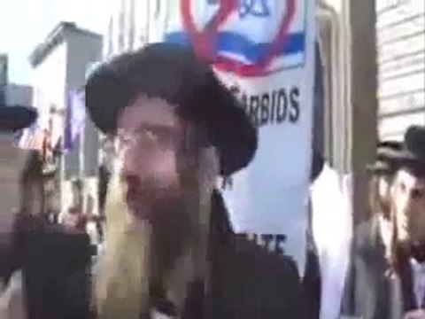 Des Rabbins brûlent leurs passeport israelien