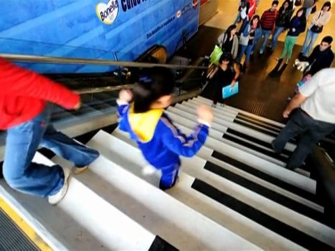 Chili: les marches du métro transformées en piano géant