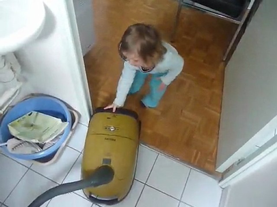 006 - Lilith essaie de ranger l'aspirateur