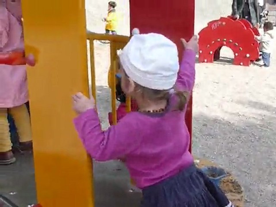 013 - Lilith fait du toboggan