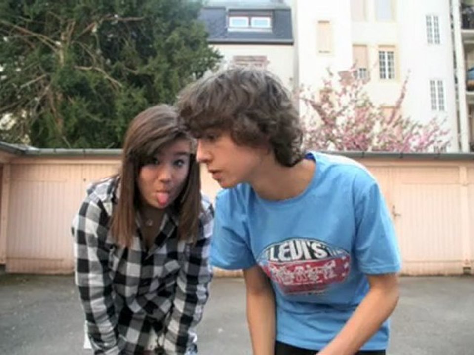 Sors tes Ray-bans.