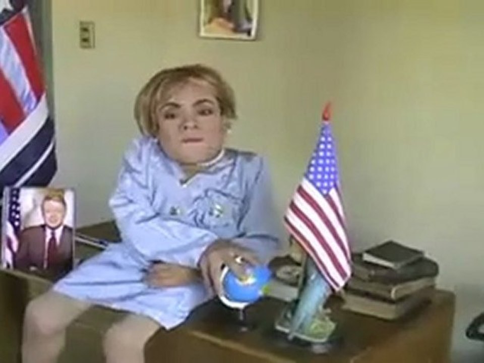 péquena imite hullary clinton