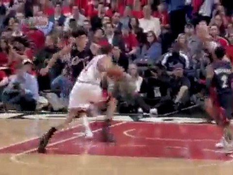 Joakim Noah drives the lane and slams it home with two hands