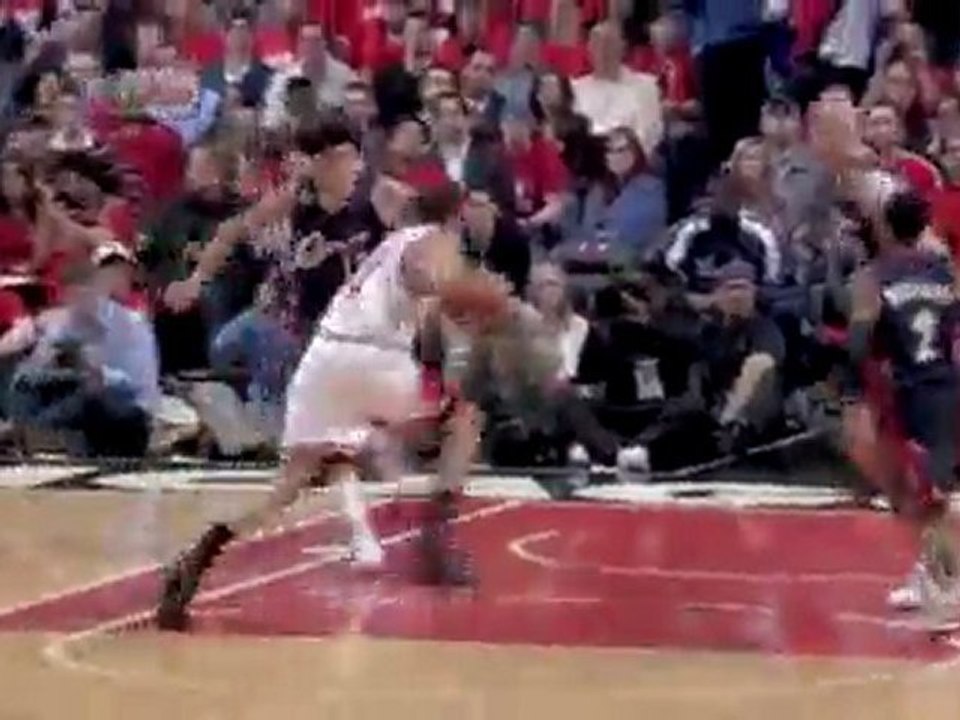 Joakim Noah drives the lane and slams it home with two hands