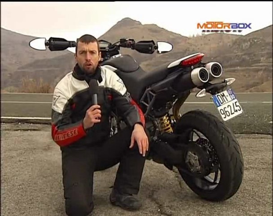 KTM Duke 690 R vs Ducati Hypermotard 796