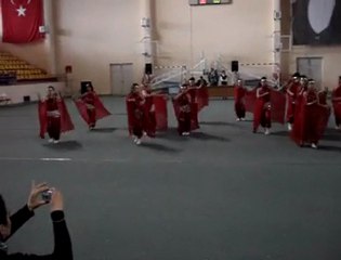 4B sınıfı kızları dans gösterisi