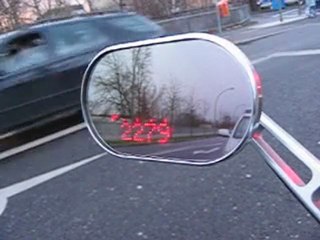 tableau de bord intégré au rétro de moto