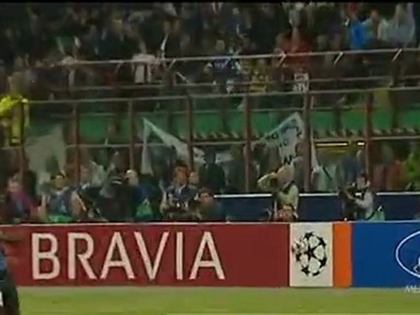 Balotelli getta la maglia dell'inter a terra (Servizio studi - Vidéo  Dailymotion