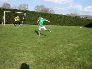 julien jouant au foot geste technique