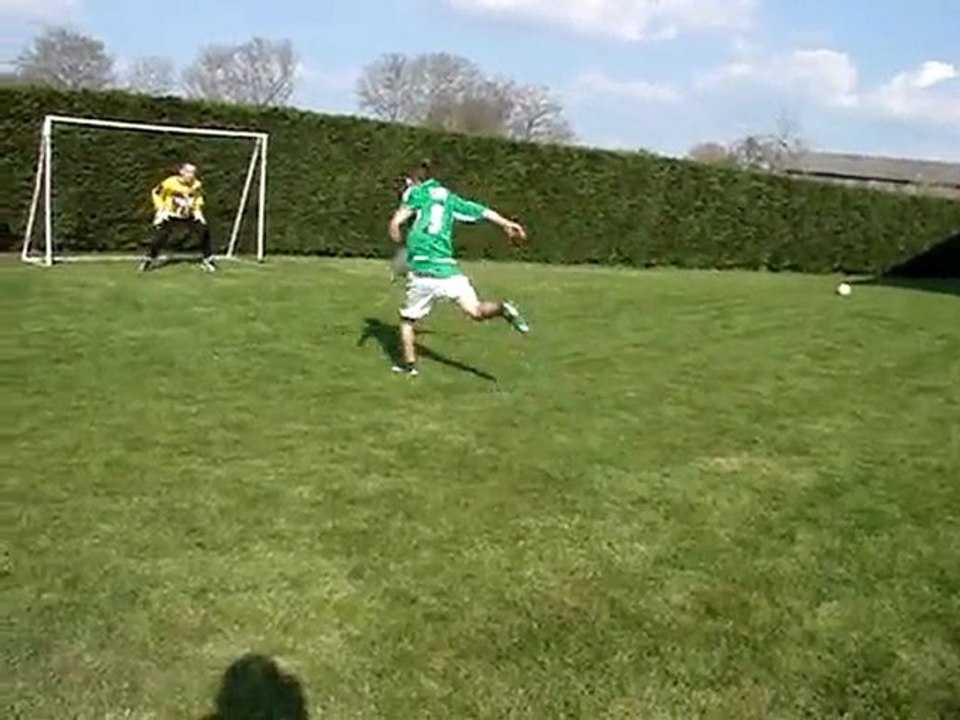 julien jouant au foot geste technique