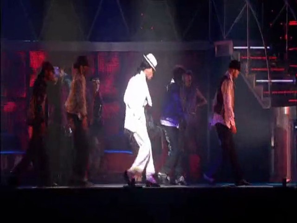 THRILLER – LIVE! O ΘΡΥΛΟΣ ΤΟΥ MICHAEL JACKSON ΕΙΝΑΙ ΖΩΝΤΑΝΟΣ