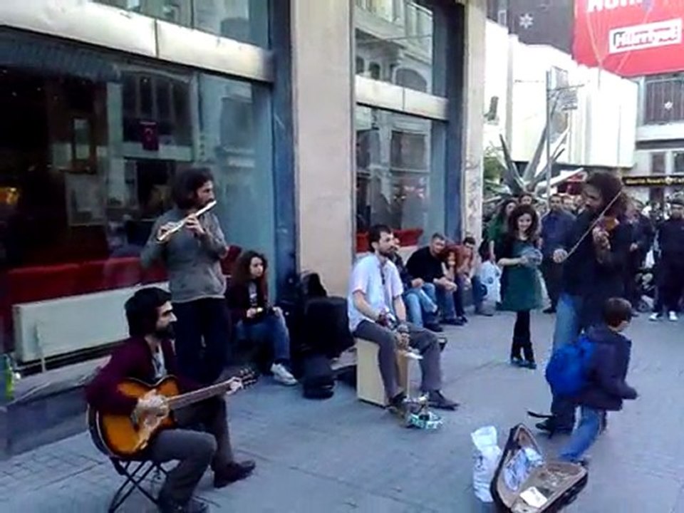 NIVEA Menergy - sokak çalgıcıları