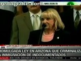 La gobernadora de Arizona, Jan Brewer, promulgó la ley que