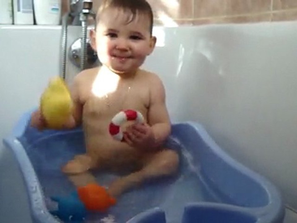 un petit poisson goûtant l'eau du bain