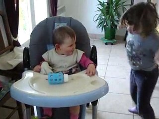 clara joue avec sa soeur