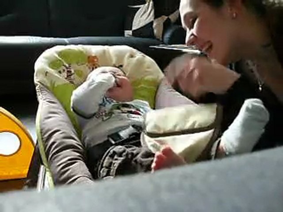 Tom qui eclate de rire avec sa maman