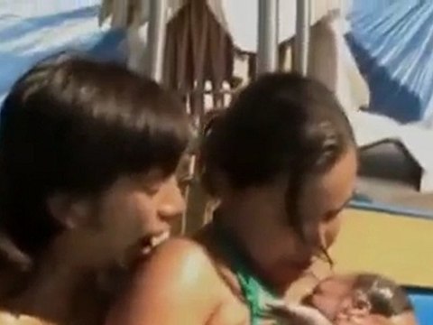 Naissance d un bébé sous le regard d un dauphin