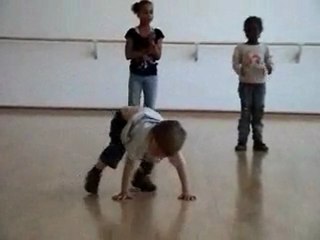 Manu fait du hip hop