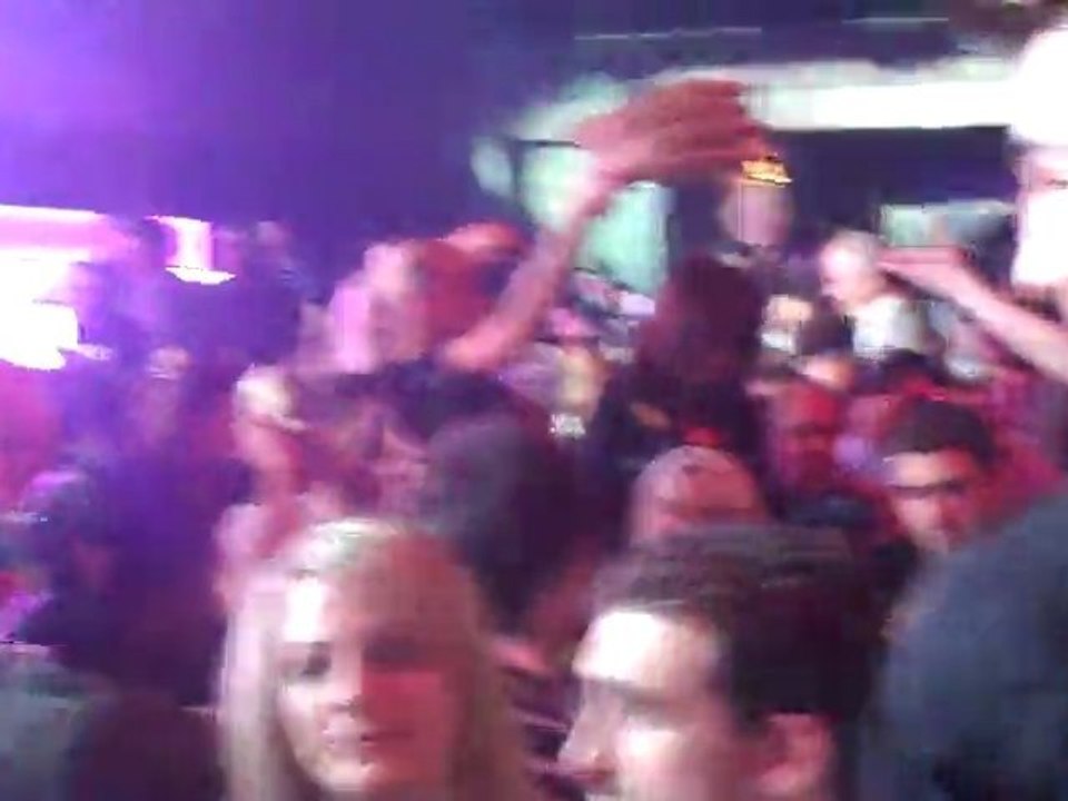 Το γλέντι για την κατάκτηση του κυπέλλου στον Βασίλη Καρρά