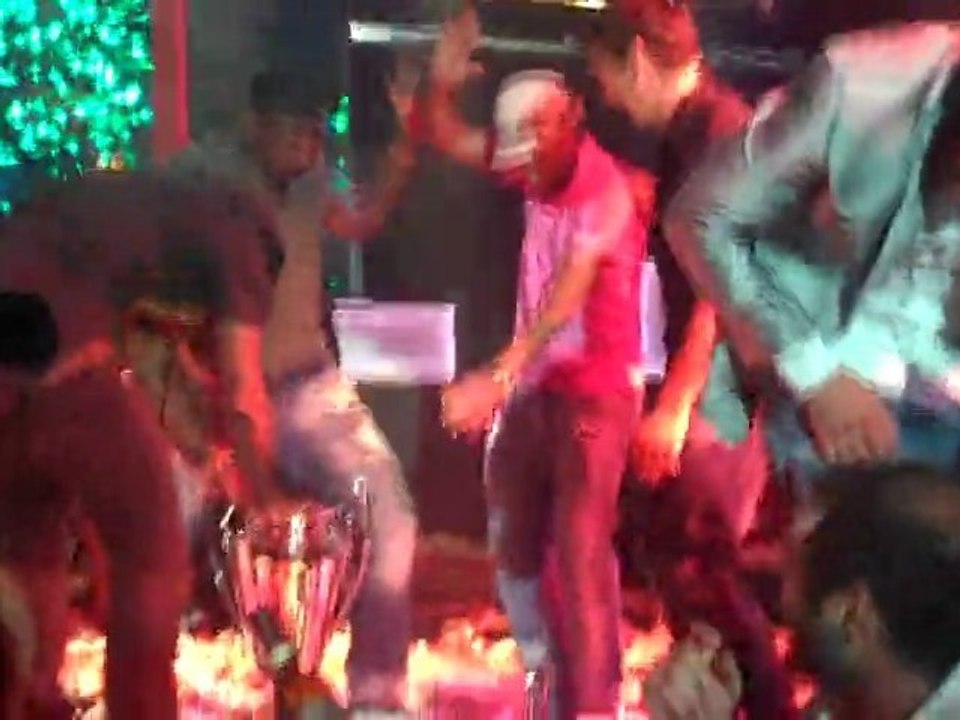 Το γλέντι για την κατάκτηση του κυπέλλου στον Βασίλη Καρρά