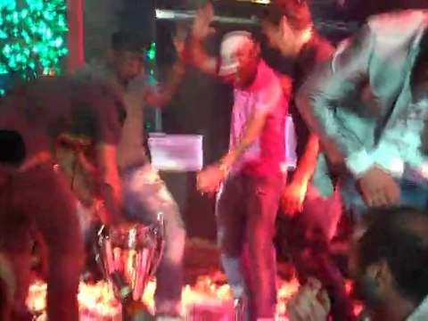 Το γλέντι για την κατάκτηση του κυπέλλου στον Βασίλη Καρρά