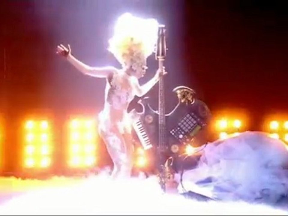 Lady Gaga - Telephone dance in the dark Live (brit awards)