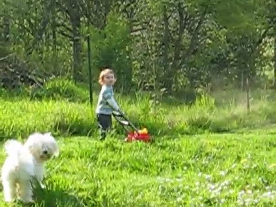 Baptiste passe la tondeuse