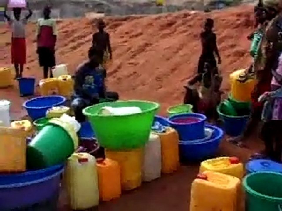 eau bidonville en angola