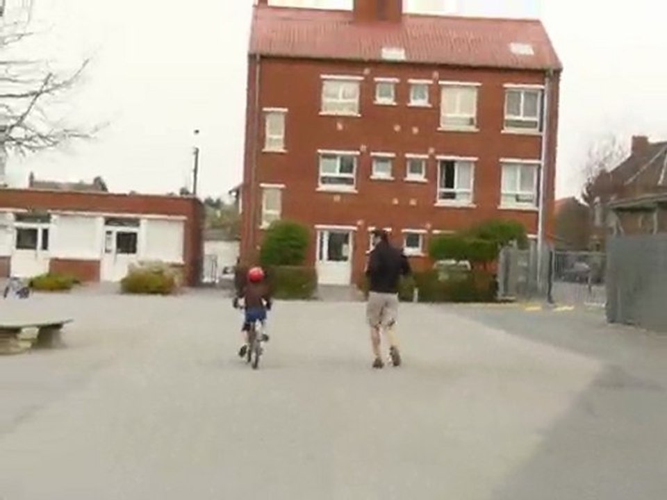 Léo fait du vélo