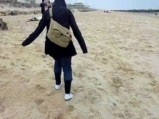 Caroline marche sur le sable