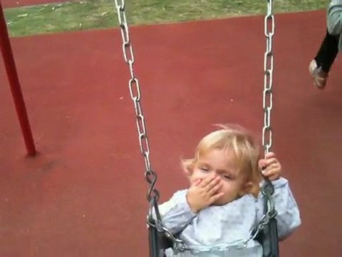 Avril, balancoire le samedi matin avec papa....trop bien