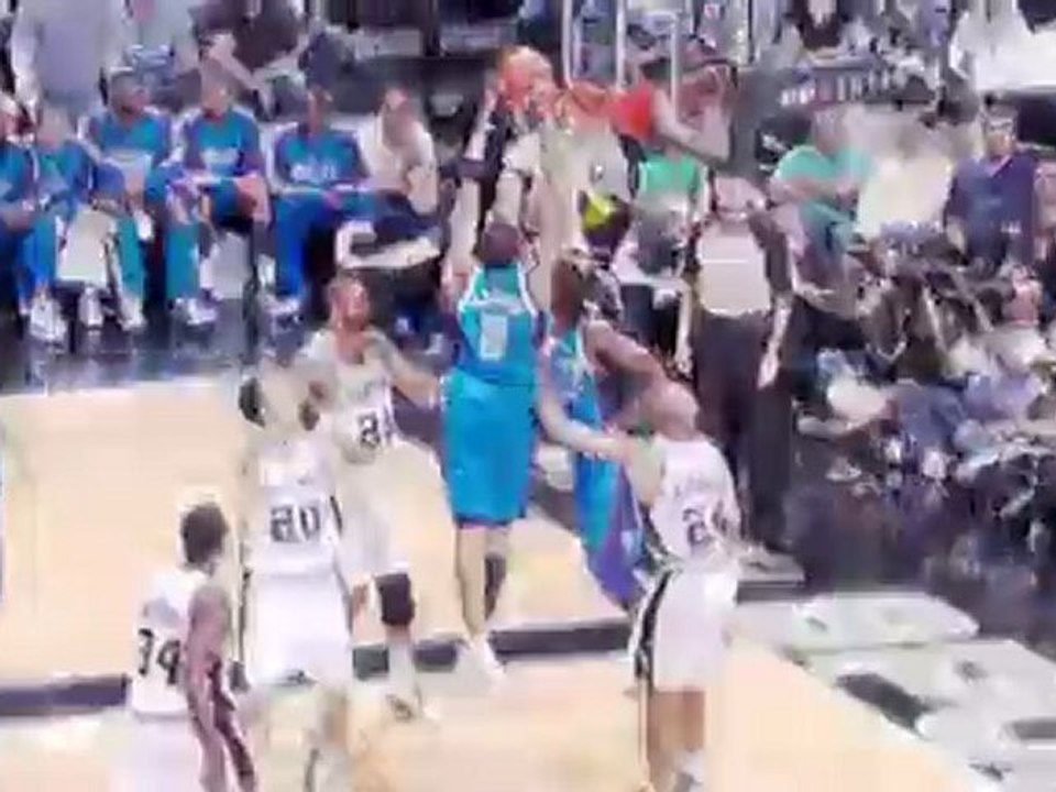 Dirk Nowitzki hits Shawn Marion with a pass in the paint for