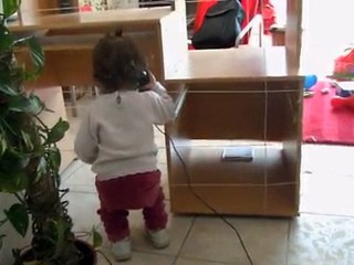 Lou ne connaît pas encore le téléphone sans fil...