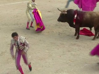 Corrida St Martin de Crau :  Aguilar bousculé à la muleta