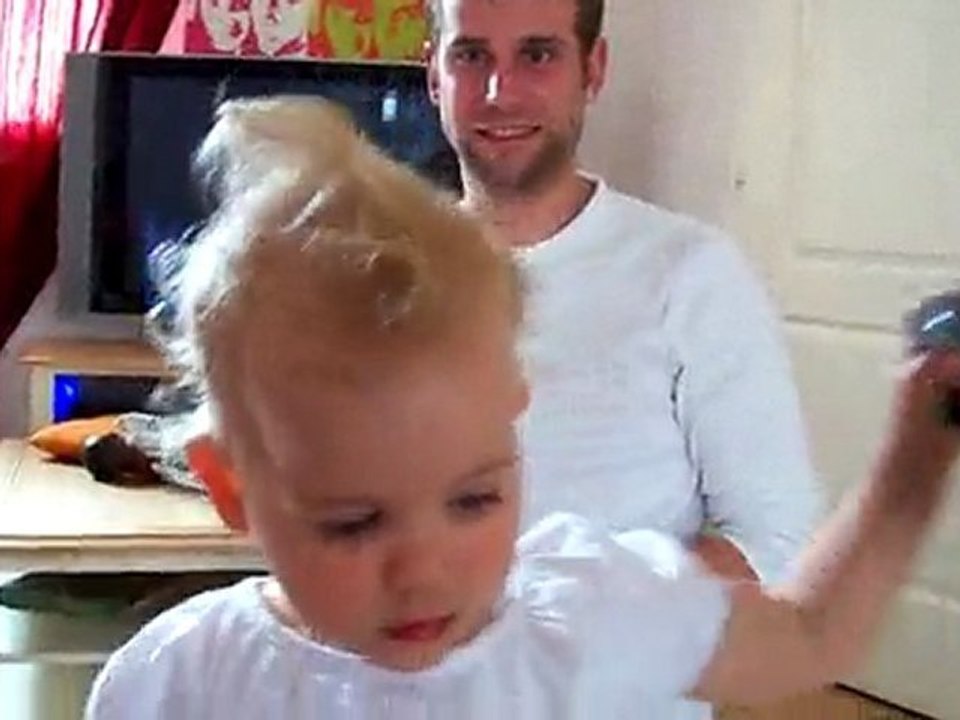 Nina et le brushing par l'aspirateur