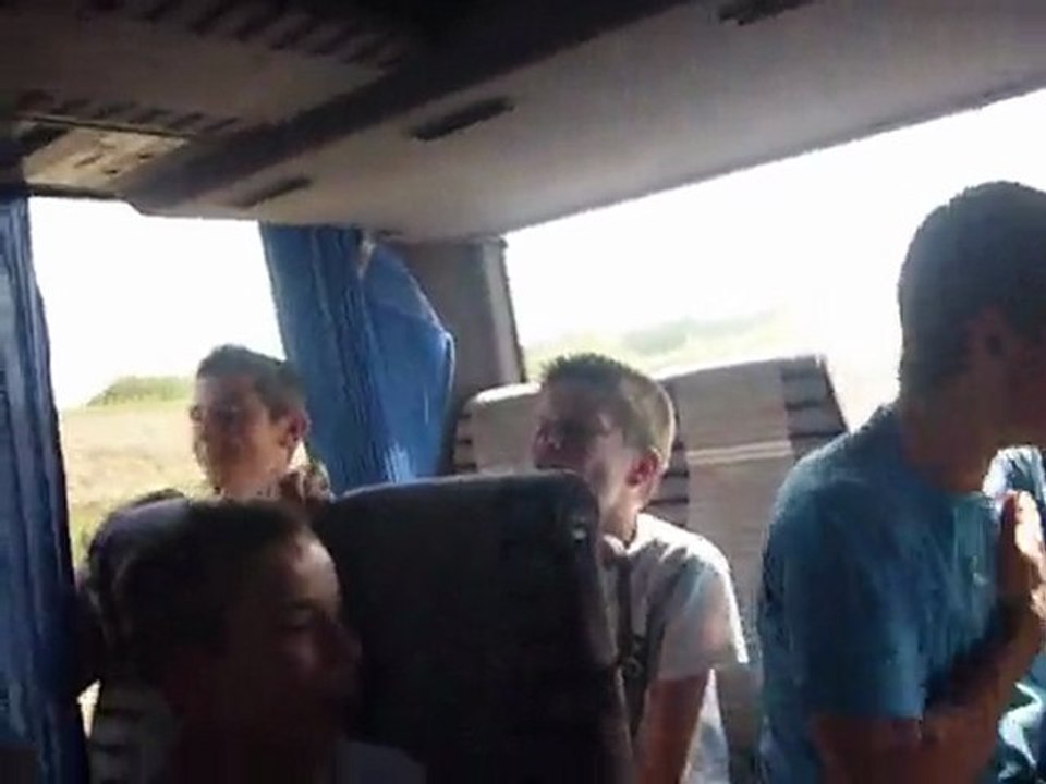 LES GROS FOU DANS LE CAR ; )
