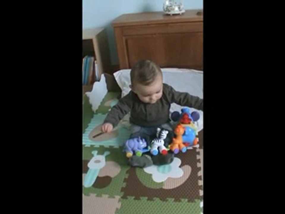 Gabriel se tient assis