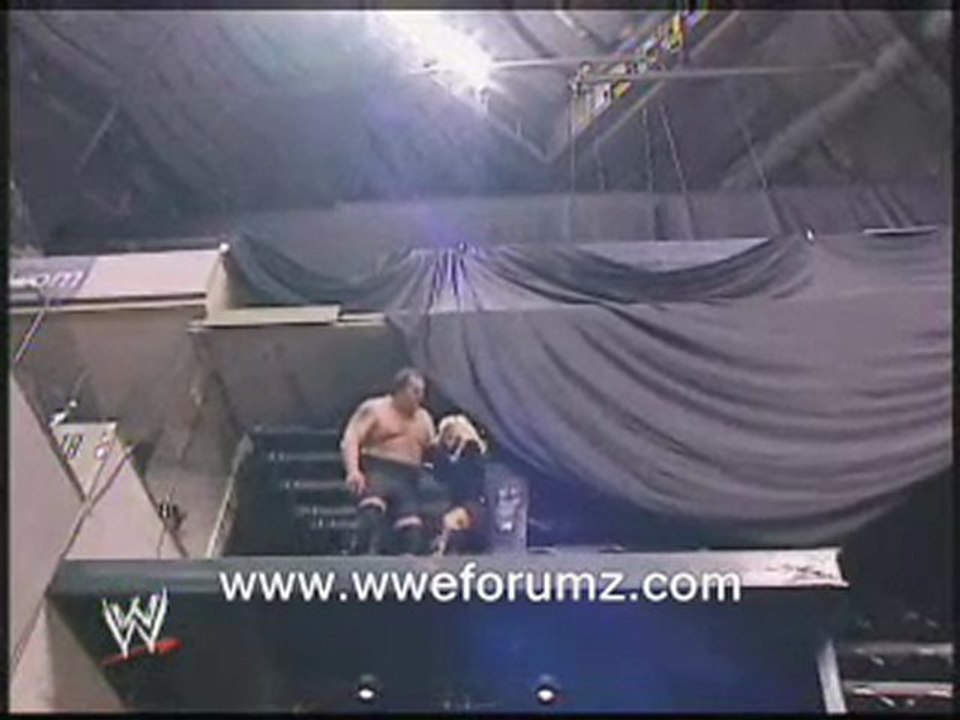 Big Show envoie Kurt Angle par dessus le balcon