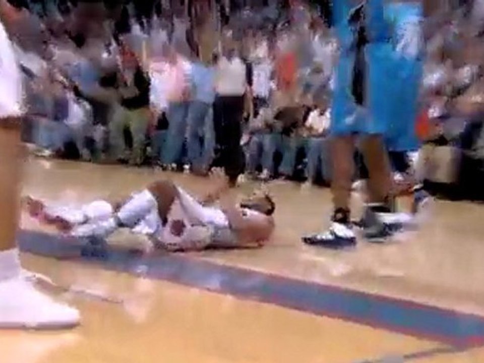 D.J. Augustin drives, gets the shot to fall and puts Dwight